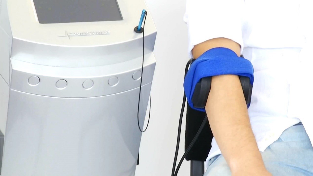 מכשיר המטפל בשדות אלקטרומגנטיים